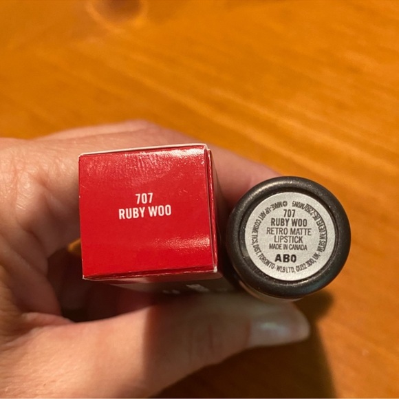 💄💋 MAC Retro Matte Lipstick in Ruby Woo (Vivid Blue-Red) Full Size. Brand new! - Picture 8 of 15